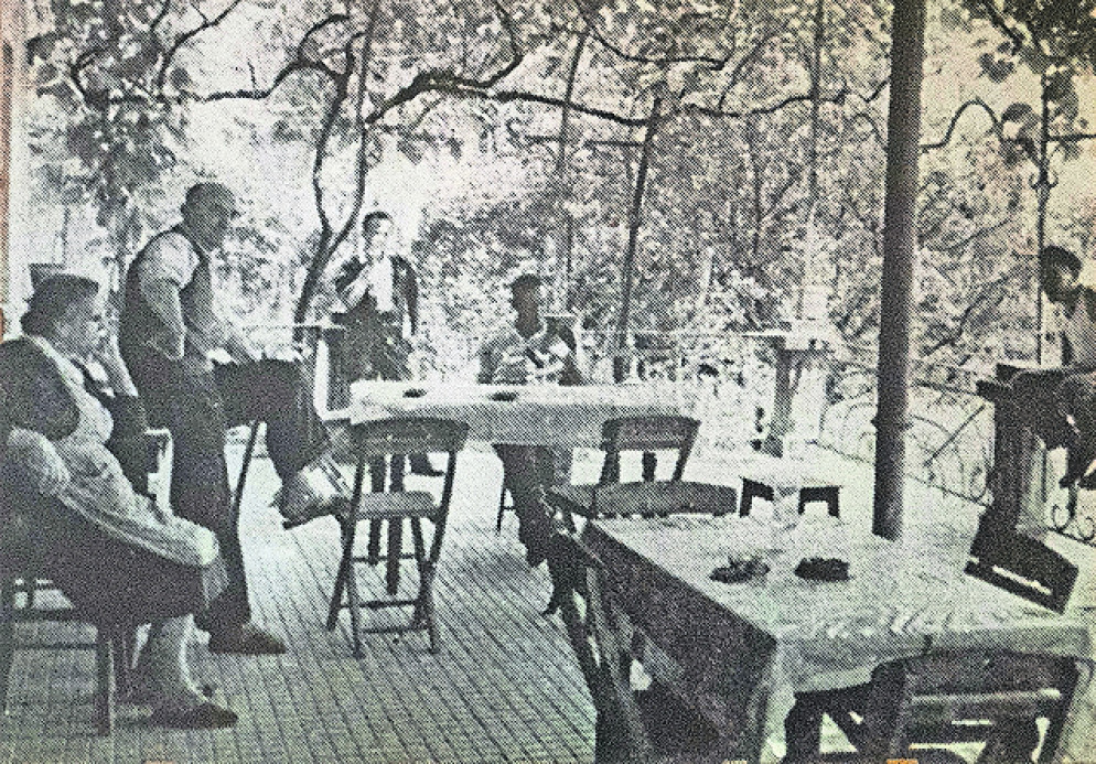 Gli zii sotto il pergolato nel 1958 Gli zii sotto il pergolato nel 1958