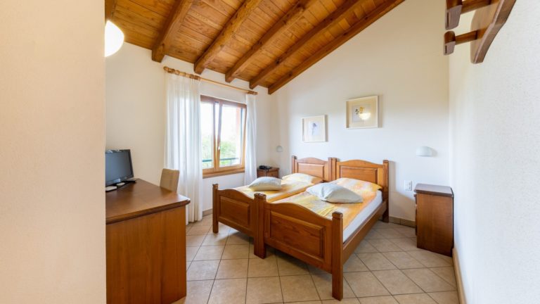 210504 Room 6 768x432