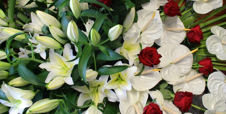 corona fiori bianco rose 768x388