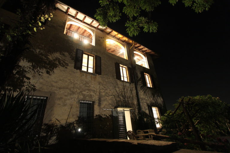 facciata notte 768x512