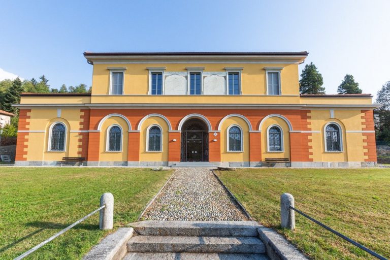 la facciata del museo 768x512