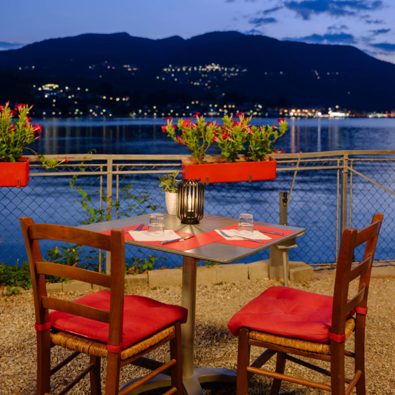 tavolo lago sera 768x768