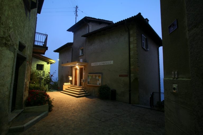 Casa Comunale di sera 768x512