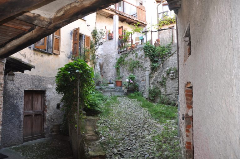 Tra i vicoli di Bedigliora 768x510