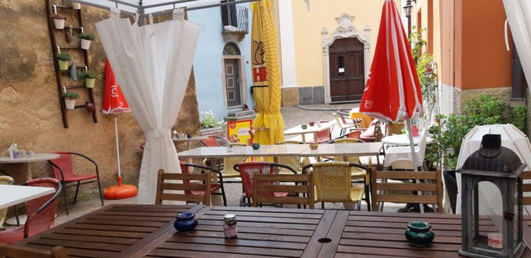 corte con tavolini 768x373