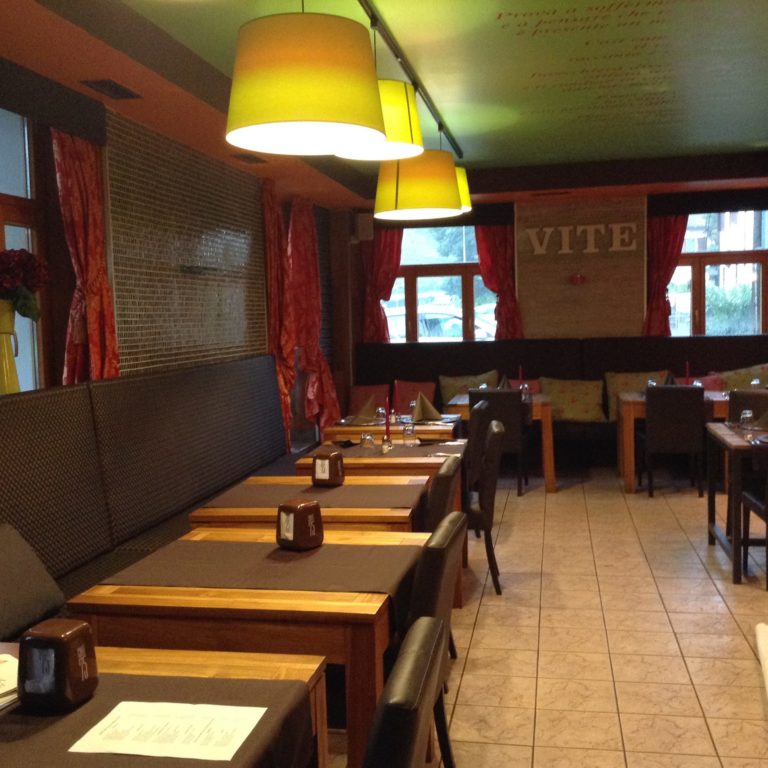 interno tavolini e sedie 768x768
