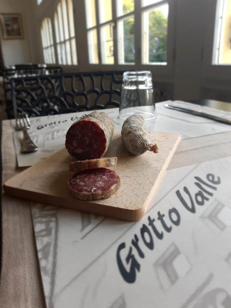 salame a fette su tagliere 768x1023