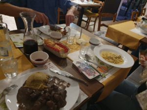tavola imbandita varie vivande 300x225