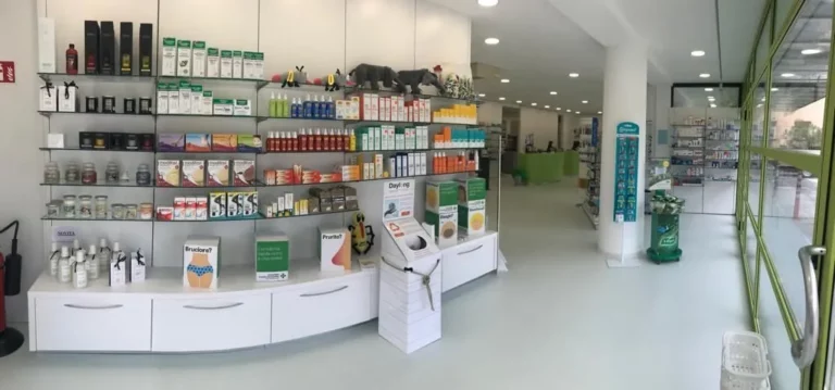 ScaffaliinterniFarmaciadiAgno 1920w 768x359