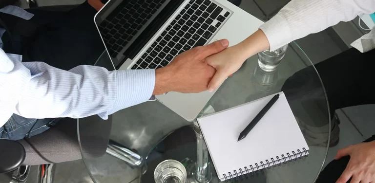 affari della stretta di mano  768x376