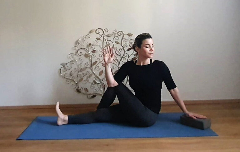 ardha matsyendrasana torsione Donnarmonia 768x485
