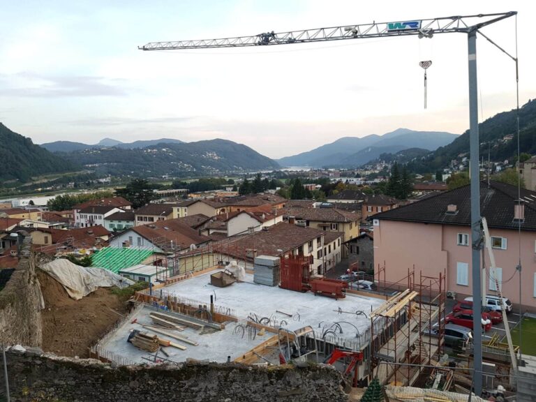 cantiere con gru 768x576