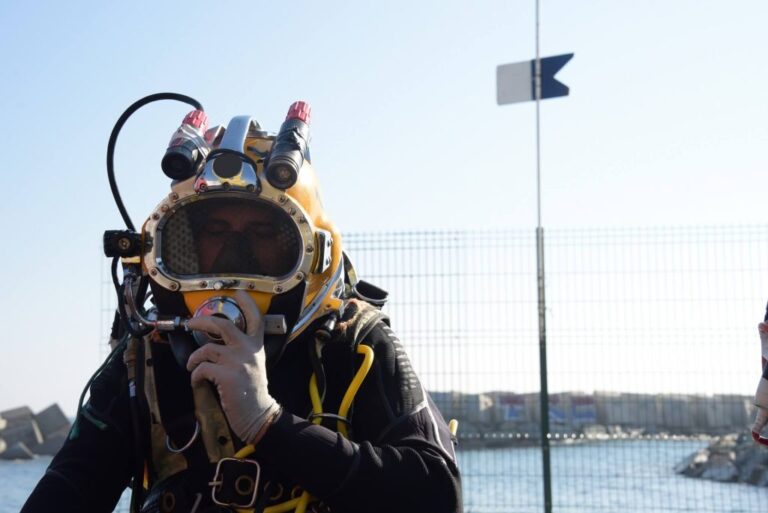 commercial diver 5055614 1920 1024x684 1 768x513