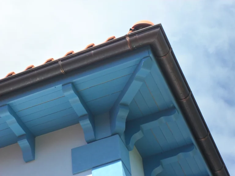 dettaglio angolo tetto azzurro 768x576